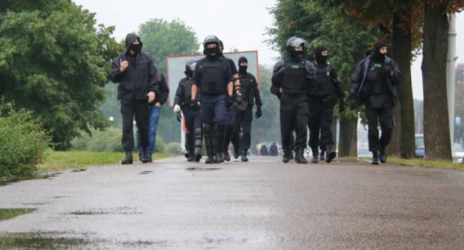 В Беларуси снова ОМОН вышел на улицы: если не появится волевой лидер, силовики быстро наведут кладбищенский порядок на улицах