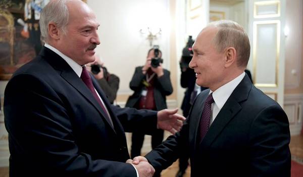 Кулеба: Лукашенко не принял дружескую помощь Украины, отдав предпочтение «удушающим объятьям» Путина 