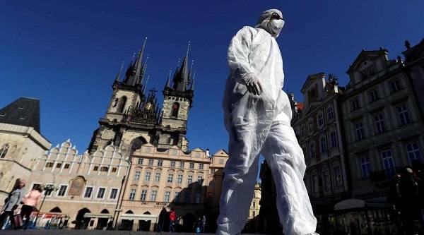 Чехия из-за всплеска заражений коронавирусом возвращается к масочному режиму