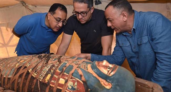«Может, в этом году открывать не стоит?»: В Египте обнаружили несколько захоронений с 80 нетронутыми саркофагами