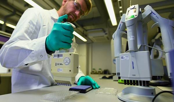 В России ученые готовятся создать вакцину от коронавируса в виде спрея 