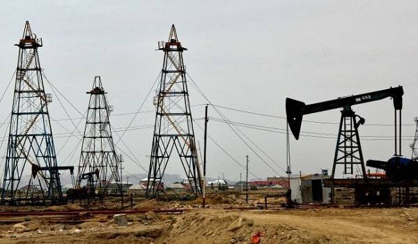 Нефть снижается в цене на фоне роста случаев COVID-19 