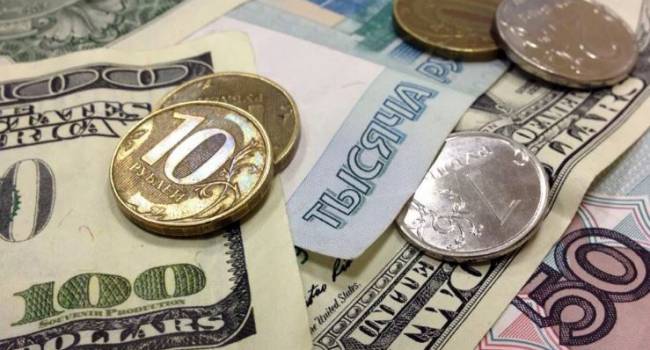 На фоне падения цен на нефть: в понедельник российский рубль рекордно снизился к евро и доллару