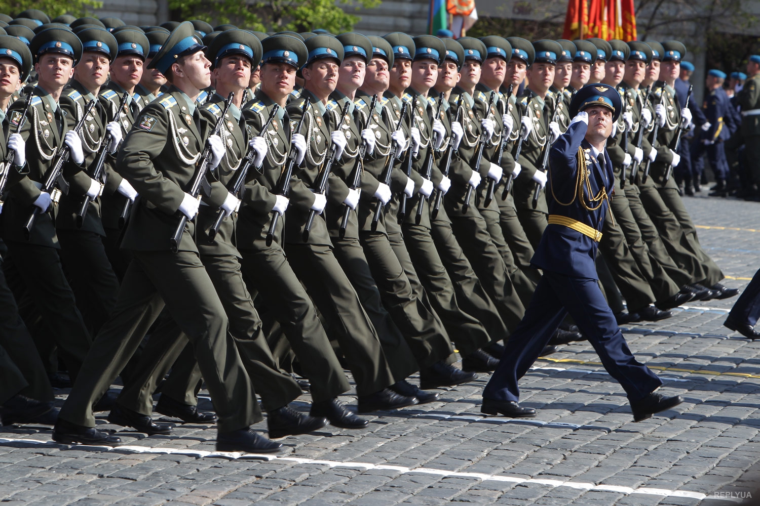 Шагает полк. Солдаты на параде. Строй солдат на параде. Солдаты маршируют на параде. Марш российских солдат.