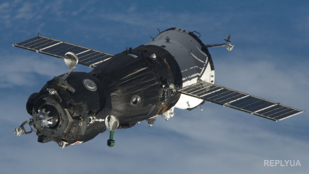 Пилотируемый корабль Союз доставил на космическую станцию экипаж