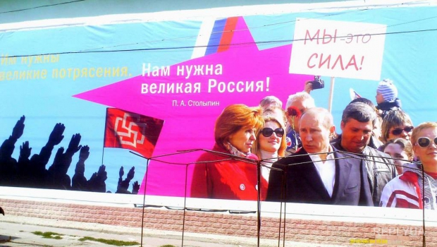 Путин позирует на фоне нацистских крестов для билбордов в Крыму Путин позирует на фоне нацистских крестов для билбордов в Крыму