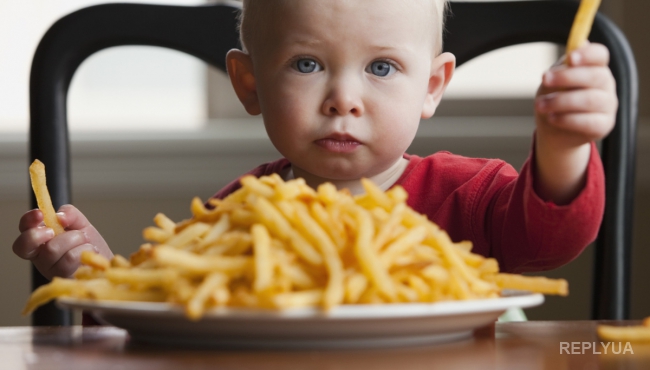 Ученые назвали самые опасные продукты питания для детей