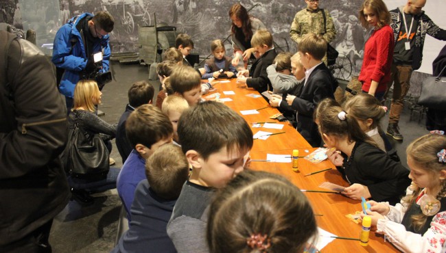 В Киеве провели урок для детей в память о жертвах голодомора – сюжет