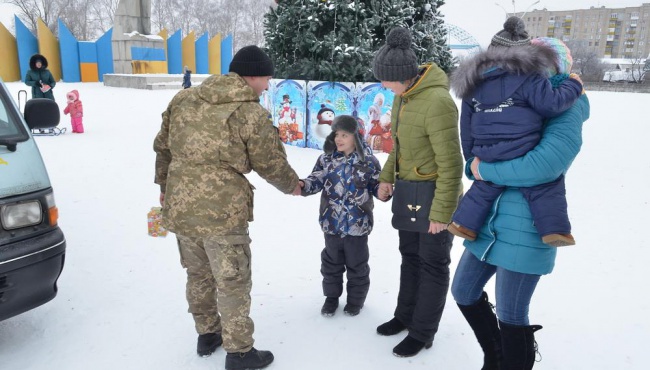 На Луганщине офицеры АТО раздавали подарки всем детям