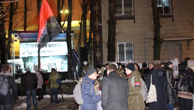 Под Лукяновским СИЗО активисты Правого Сектора праздновали день украинского политзаключенного