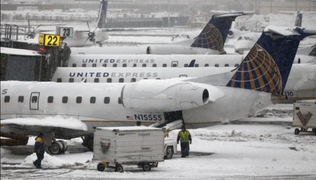 Мощные снегопады парализовали работу десятков аэропортов США