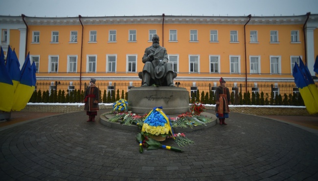 Кабмин возлагал цветы к памятникам-символам Украины