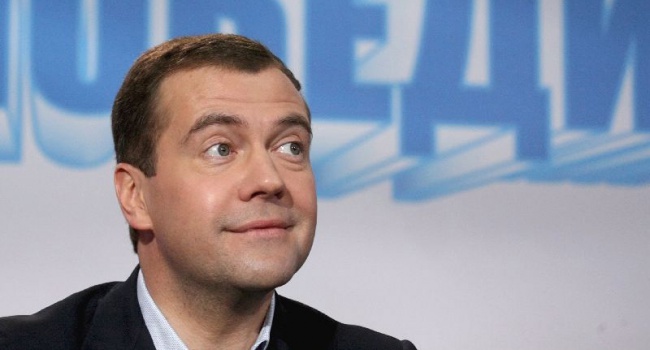 Маккейн: Медведев пытается копировать своего начальника Путина