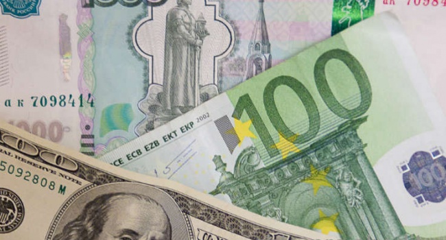 Евро и доллар стремительно теряют позиции относительно российского рубля