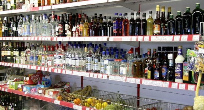 В Киеве начал действовать запрет на продажу алкоголя в МАФах