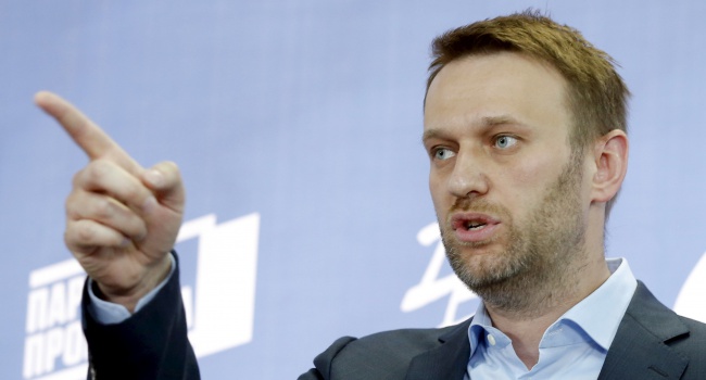 В Новосибирске Навального встретили презервативами и пирожными