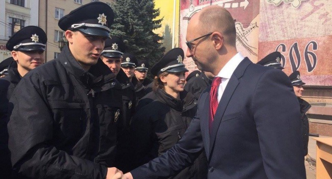 В Черновцах стартовала Патрульная полиция – прямо на церемонии полицейский сделал предложение своей девушке