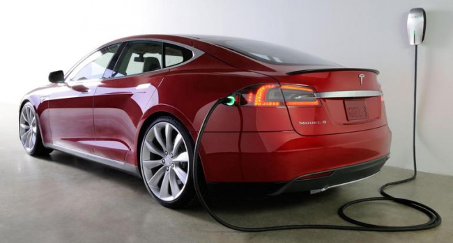 Новая модель электрокара от Tesla бьет все рекорды продаж - видео