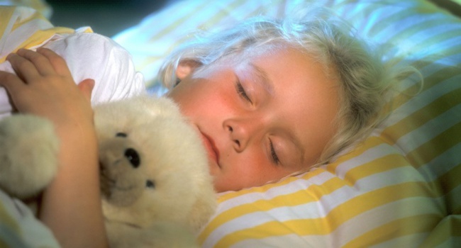 Ученые рассказали, в какие дни дети не могут уснуть