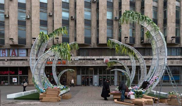 Центр Москвы изуродовали инсталляцией лотоса Центр Москвы изуродовали инсталляцией лотоса