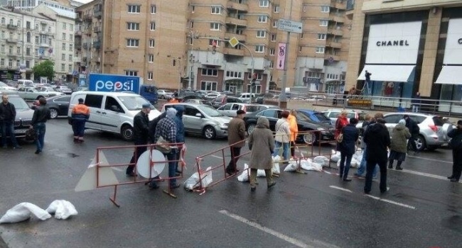 На Бассейной в Киеве парализовано движение из-за акции протеста