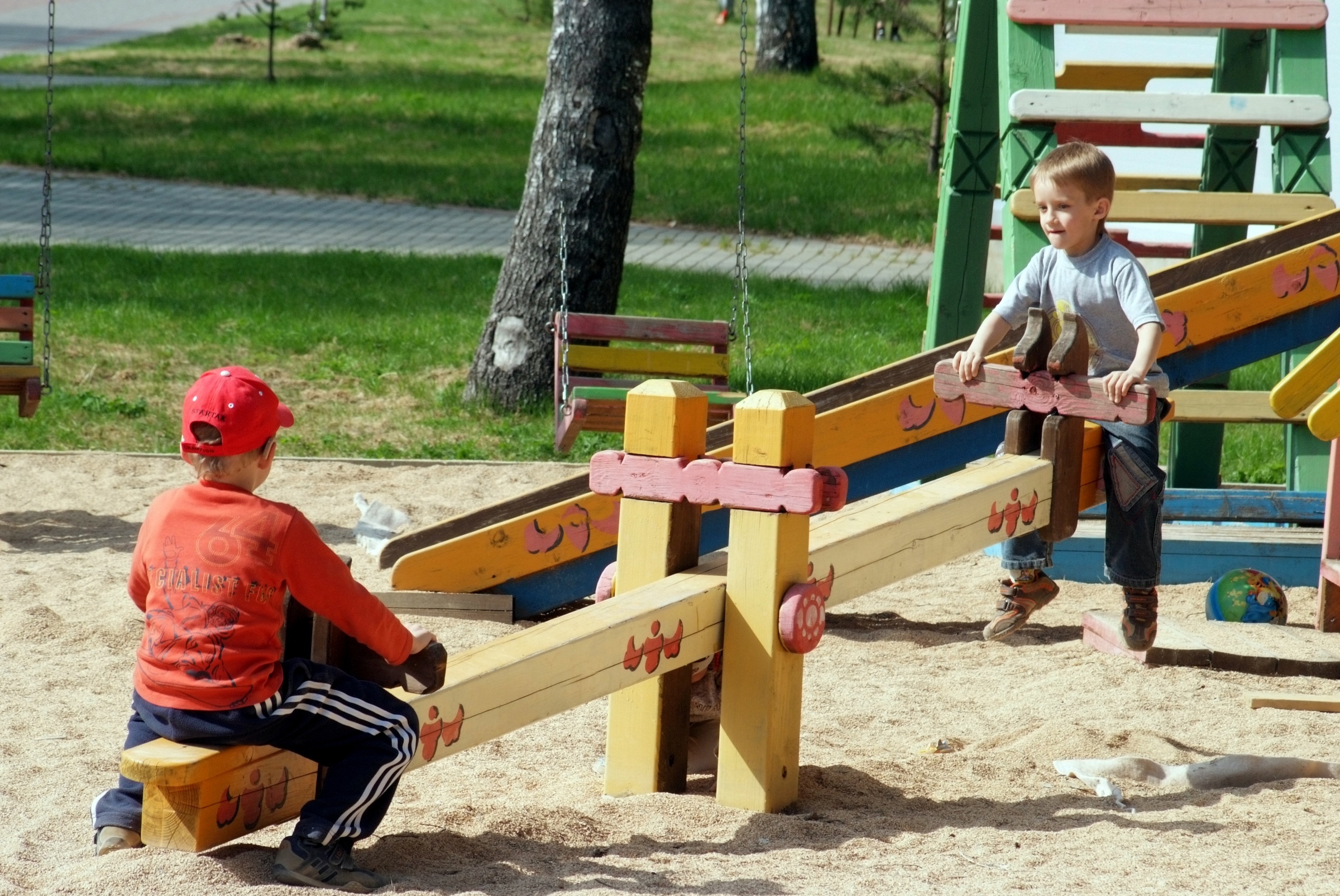 Можно ли играть на площадках. Детские площадки. Дети на детской площадке. Игровая площадка для детей. Детская площадка с детьми.