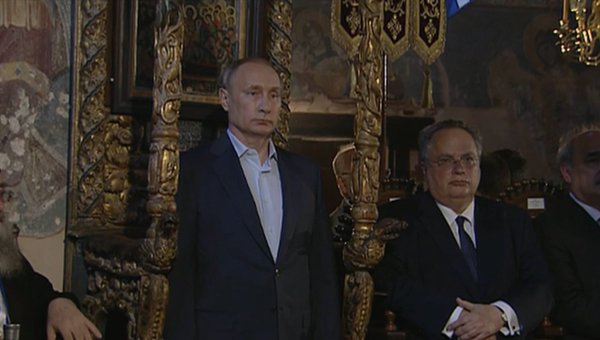 В Греции Путина усадили на трон – фото