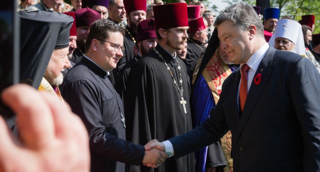 Президент України Петро Порошенко помолився разом з капеланами за мир та перемогу 