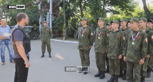 Луганських школярів вчили стріляти Луганських школярів вчили стріляти