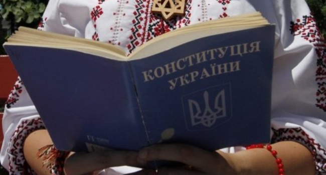 Москвичи в вышиванках праздновали День Конституции Украины Москвичи в вышиванках праздновали День Конституции Украины