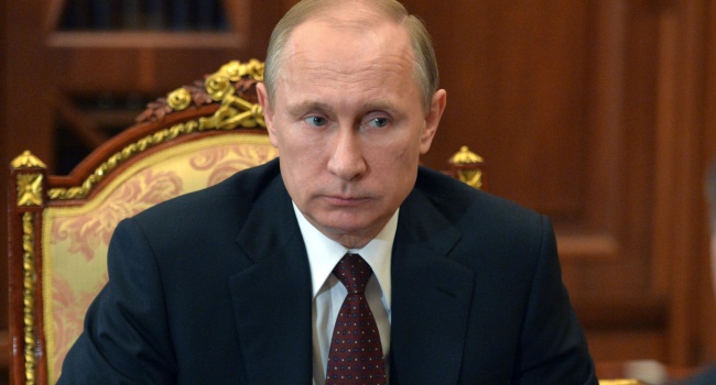 Новый опрос в России: корона Путину не жмет
