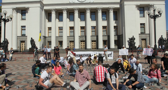 Активисты махали тюремными кружками под ВР за арест господина Онищенко - фото Активисты махали тюремными кружками под ВР за арест господина Онищенко - фото