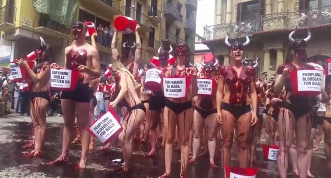 В Іспанії голі активісти обливали себе кров'ю