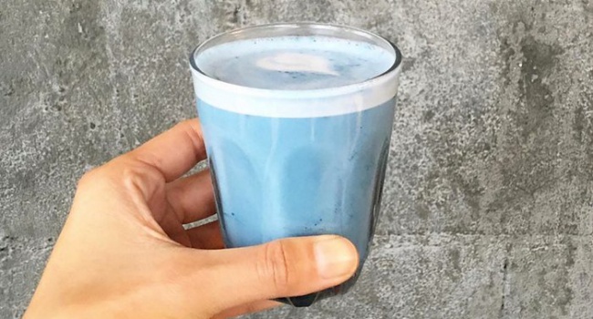 Синий латте: веганский кофе, который пахнет водорослями и не содержит кофеина