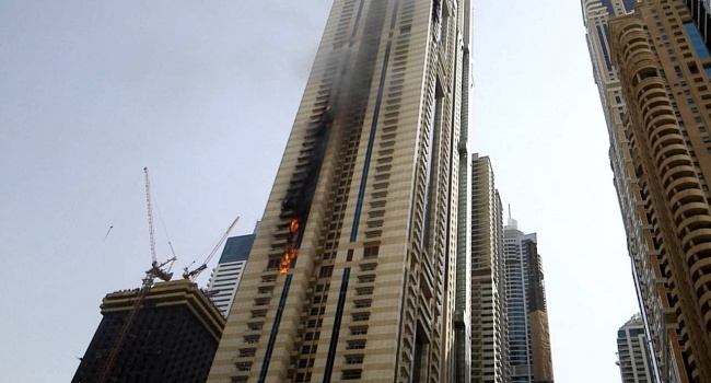 Пожар в высотке Дубая охватил 30 этажей