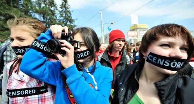 Митингующим России разрешили заклеивать рот скотчем
