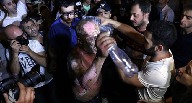 Человек попытался сжечь себя на митинге в Ереване