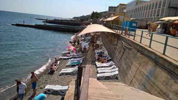 Крымский Бандеровец показал, как сегодня выглядел популярный ялтинский пляж (ФОТО)