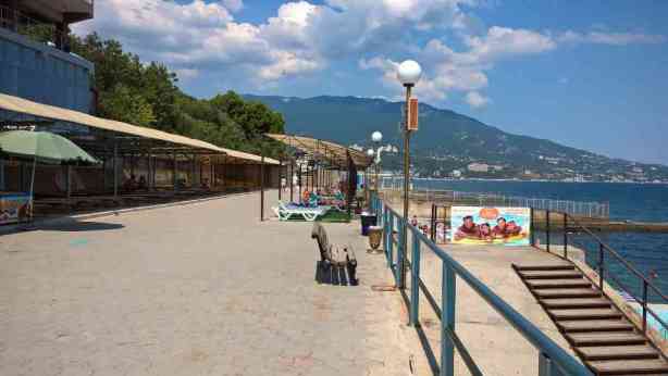 Крымский Бандеровец показал, как сегодня выглядел популярный ялтинский пляж (ФОТО)
