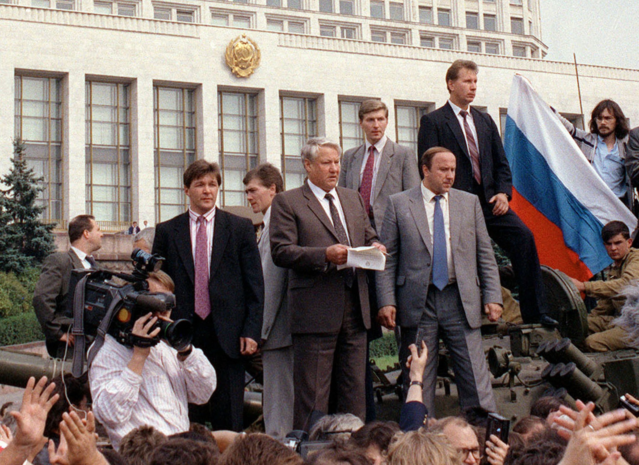 Правительство россии после событий октября. Путч 1991 Ельцин. Августовский путч Ельцин. Ельцин на танке 1991.