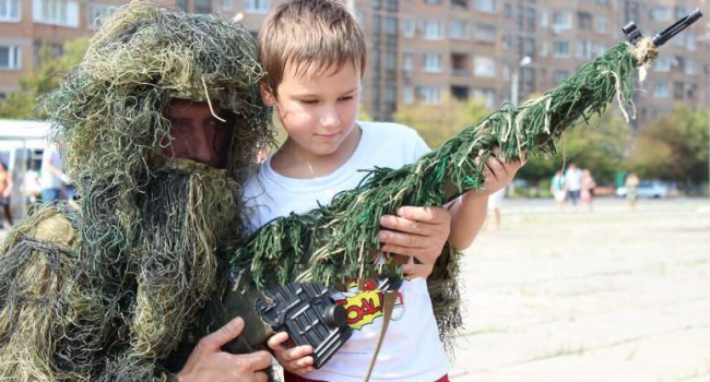 На день ВДВ в оккупированной боевикам Горловке детей учили стрелять в украинцев