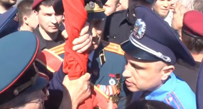 В Черкассах прекратили следственные действия относительно ветерана с красным флагом на акции
