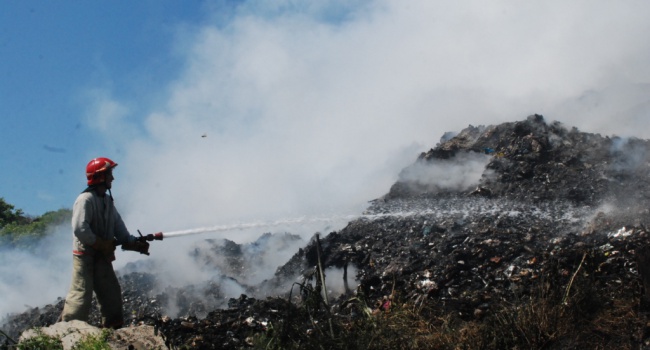 На Тернопольщине увеличивается площадь горения мусорной свалки
