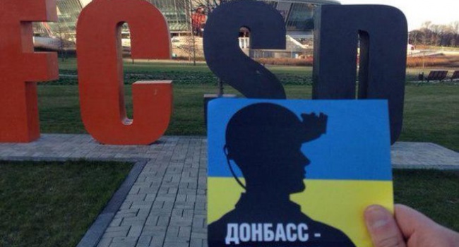 Волонтеры скинули на захваченный Донецк несколько тыс. поздравительных листовок