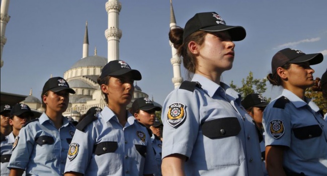 Полицейские-женщины в Турции будут носить хиджаб
