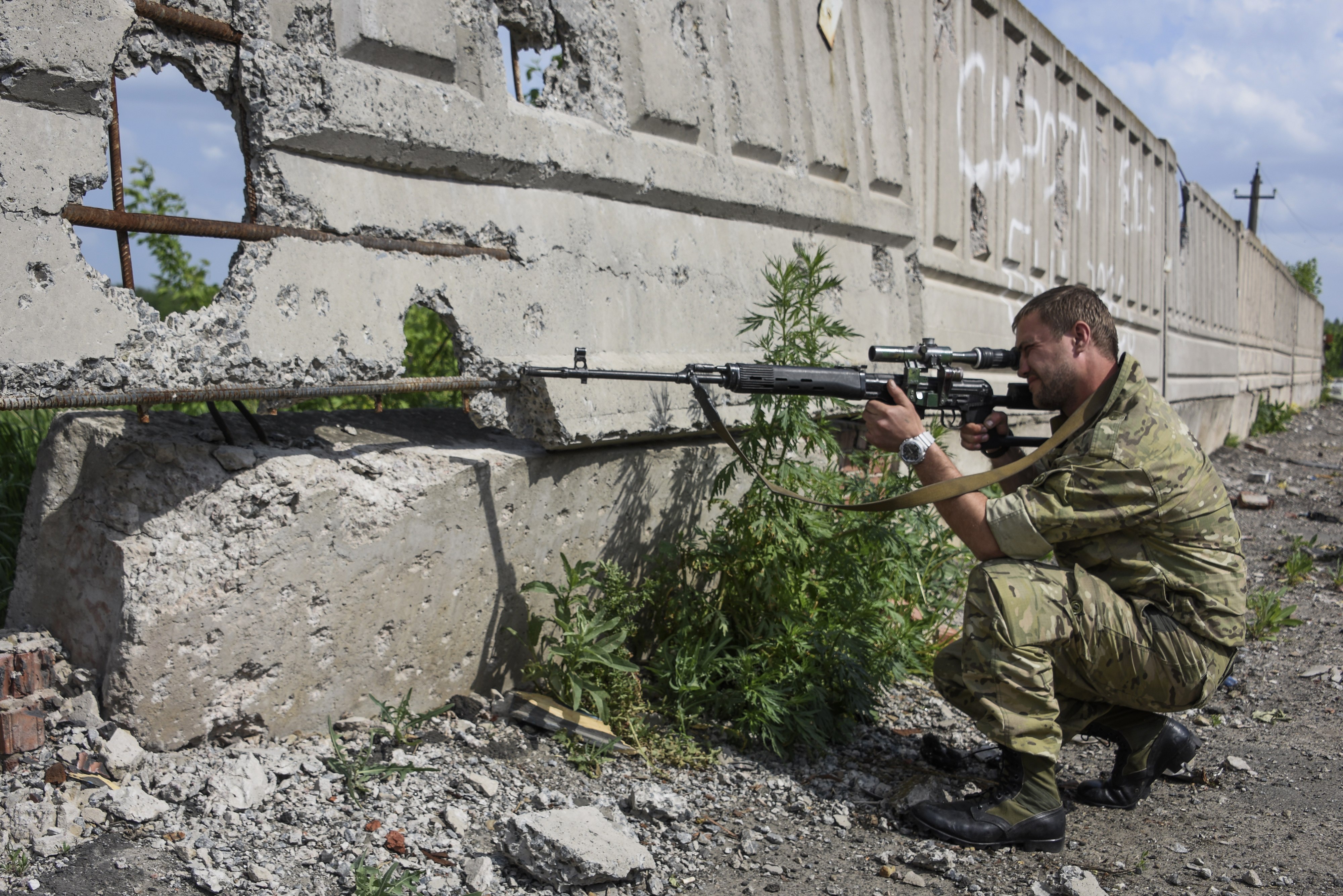 Украинцы в авдеевке видео. Военный снайпер ВСУ. Украинские Снайперы на Донбассе.
