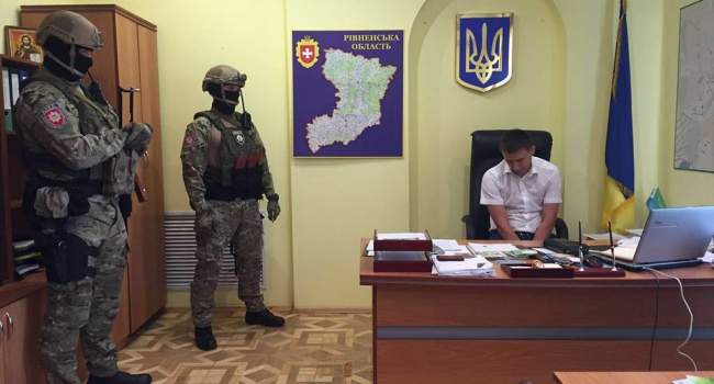 Аваков сообщает о новых арестах в "янтарном деле" Аваков сообщает о новых арестах в "янтарном деле"