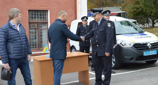Нардеп раскошелился на автомобили для полиции, при этом, задекларировав лишь 70 тысяч гривен в год Нардеп раскошелился на автомобили для полиции, при этом, задекларировав лишь 70 тысяч гривен в год