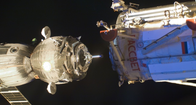 Российские космонавты доставили мощи Серафима Саровского на орбиту Земли