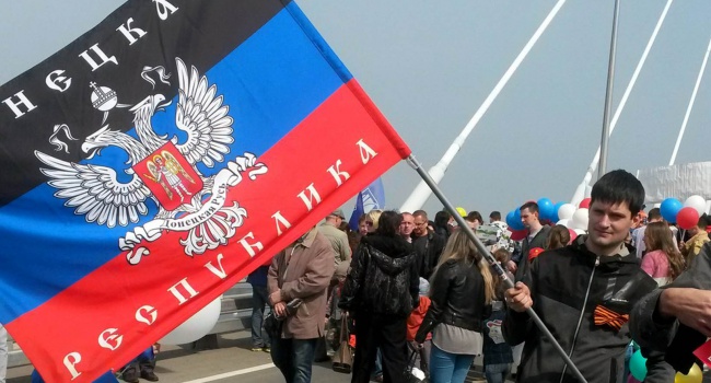 В центре оккупированного Донецка был сожжен флаг «ДНР»